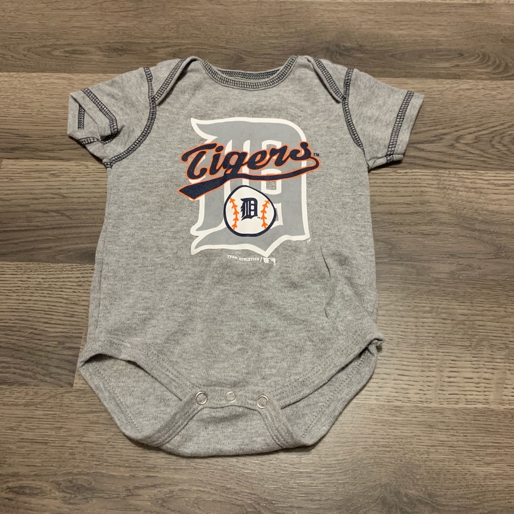 ⭐️LAST CHANCE⭐️ Detroit tigers onesie set - Picture 3 of 3